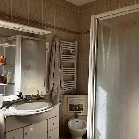 Dans 1 Cadre De Verdure Convivial Et Relax, Ideal Et Centre A 2 Pas, Jusqu'a 3 Triple Et Privees, Parties Communes Sdb, Wc, Jardin