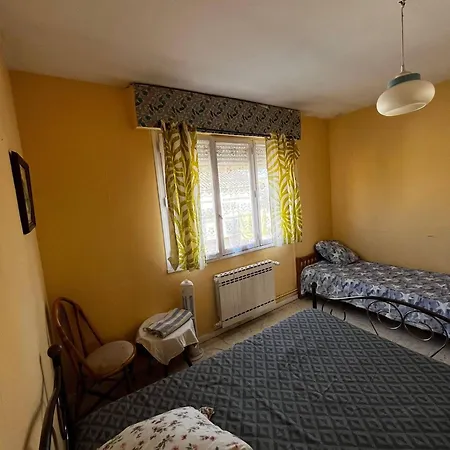 Dans 1 Cadre De Verdure Convivial Et Relax, Ideal Et Centre A 2 Pas, Jusqu'a 3 Triple Et Privees, Parties Communes Sdb, Wc, Jardin *