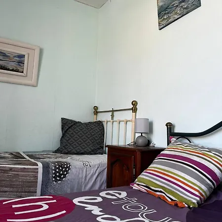 Dans 1 Cadre De Verdure Convivial Et Relax, Ideal Et Centre A 2 Pas, Jusqu'a 3 Triple Et Privees, Parties Communes Sdb, Wc, Jardin Rum i privatbostad